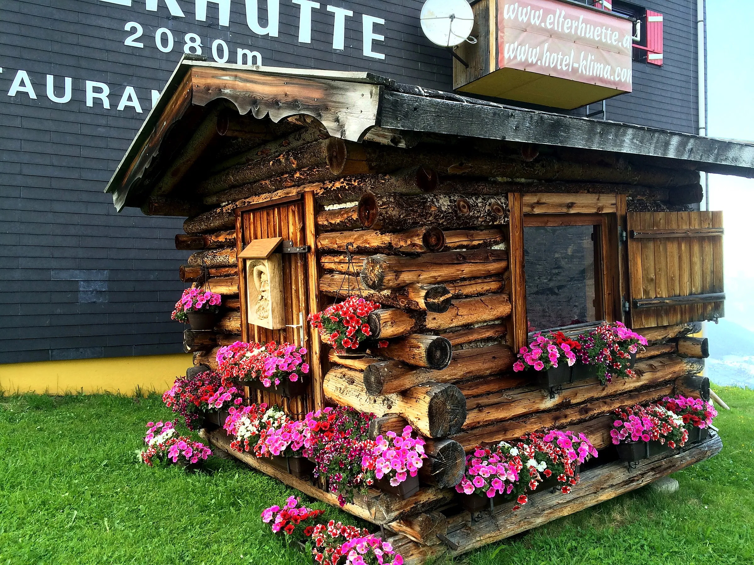 Blumenschmuck vor der Hütte