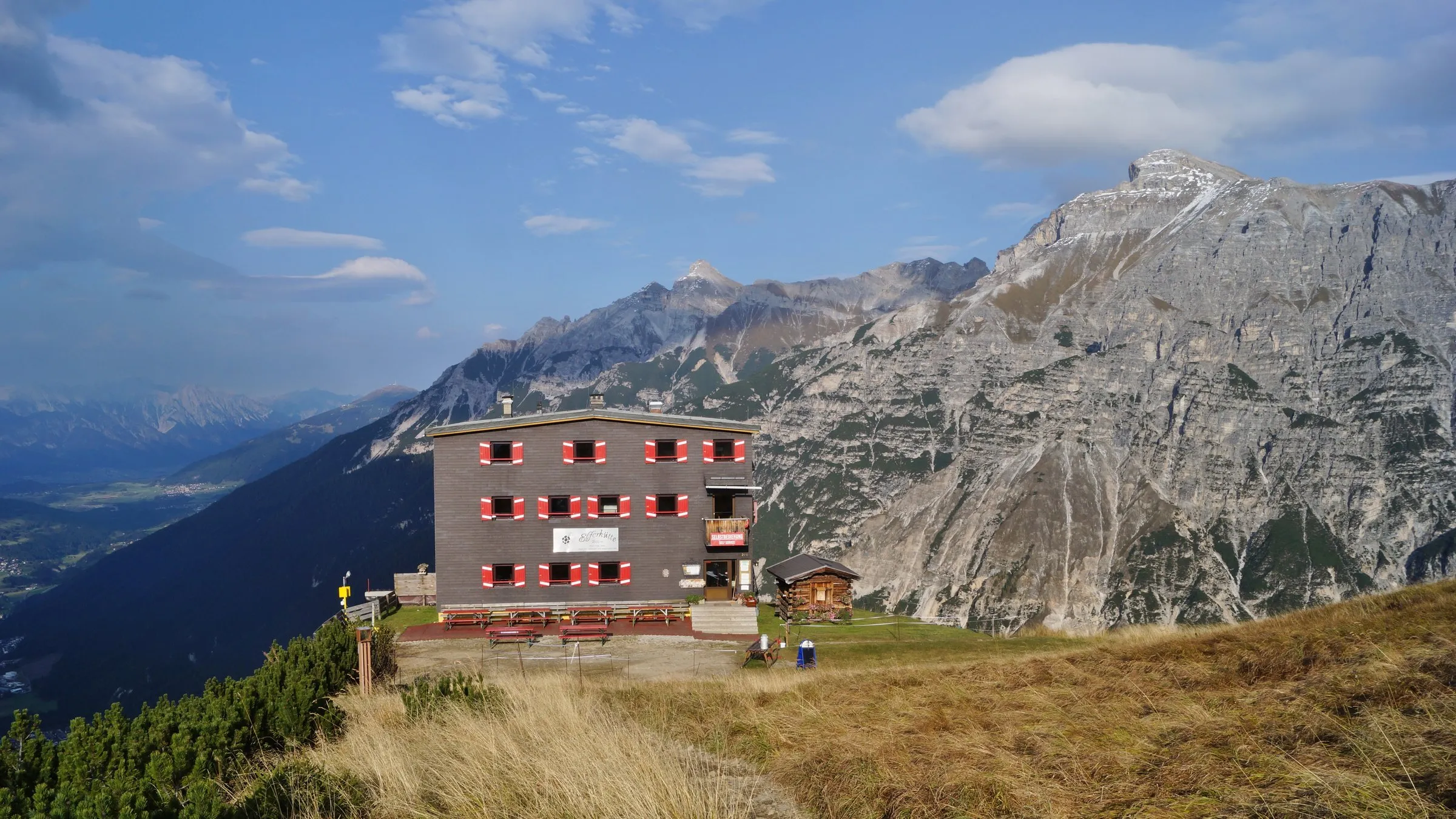 Die Elferhütte vor den Zacken des Elfers