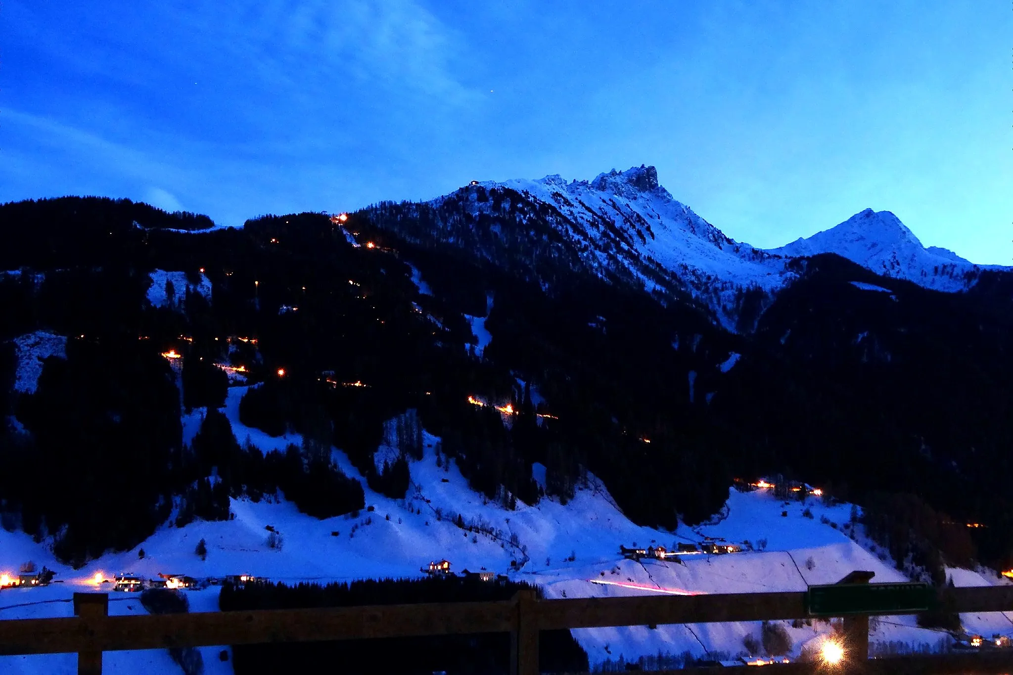 Lichter im Tal zur blauen Stunde