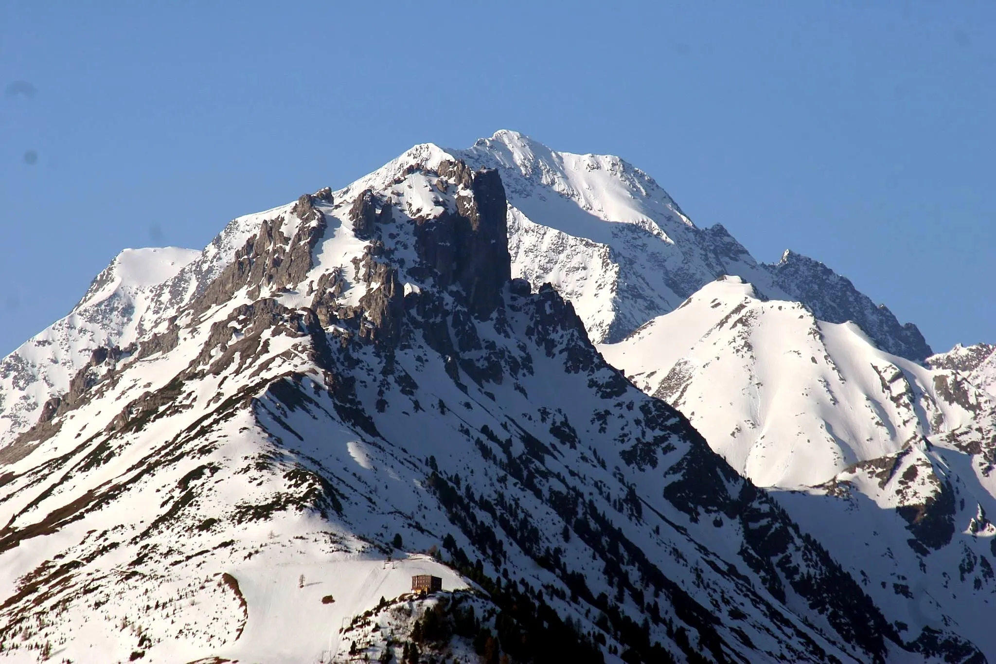 Die Elferhütte zu Füßen verschneiter Gipfel im Frühjahr