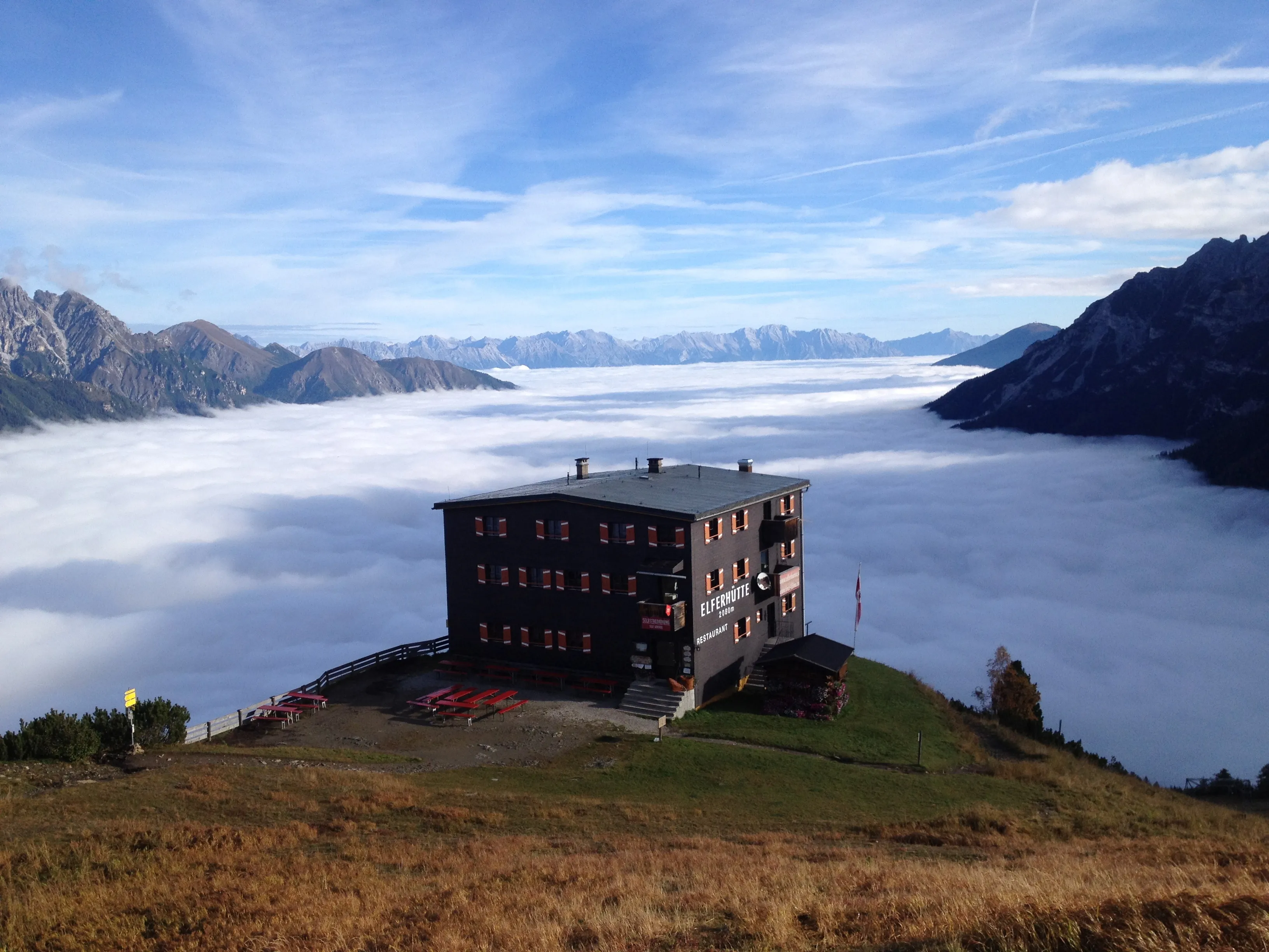 Elferhütte über einem Wolkenmeer im Stubaital