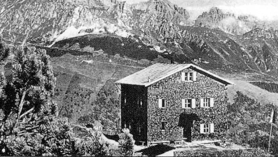 Die gemauerte erste Elferhütte vor den Kalkkögeln