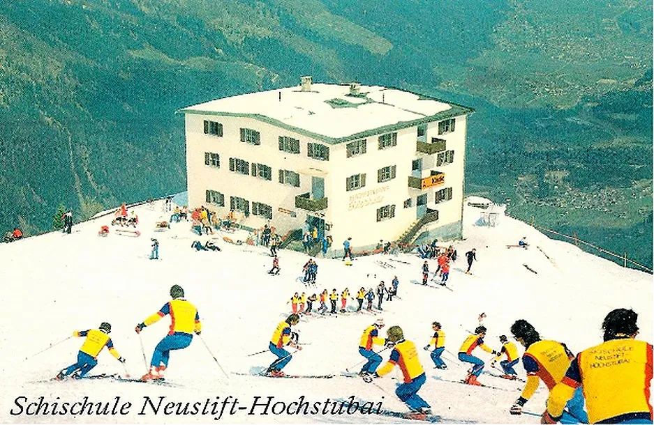 Historische Ansichtskarte mit Skischule vor der neuen Elferhütte