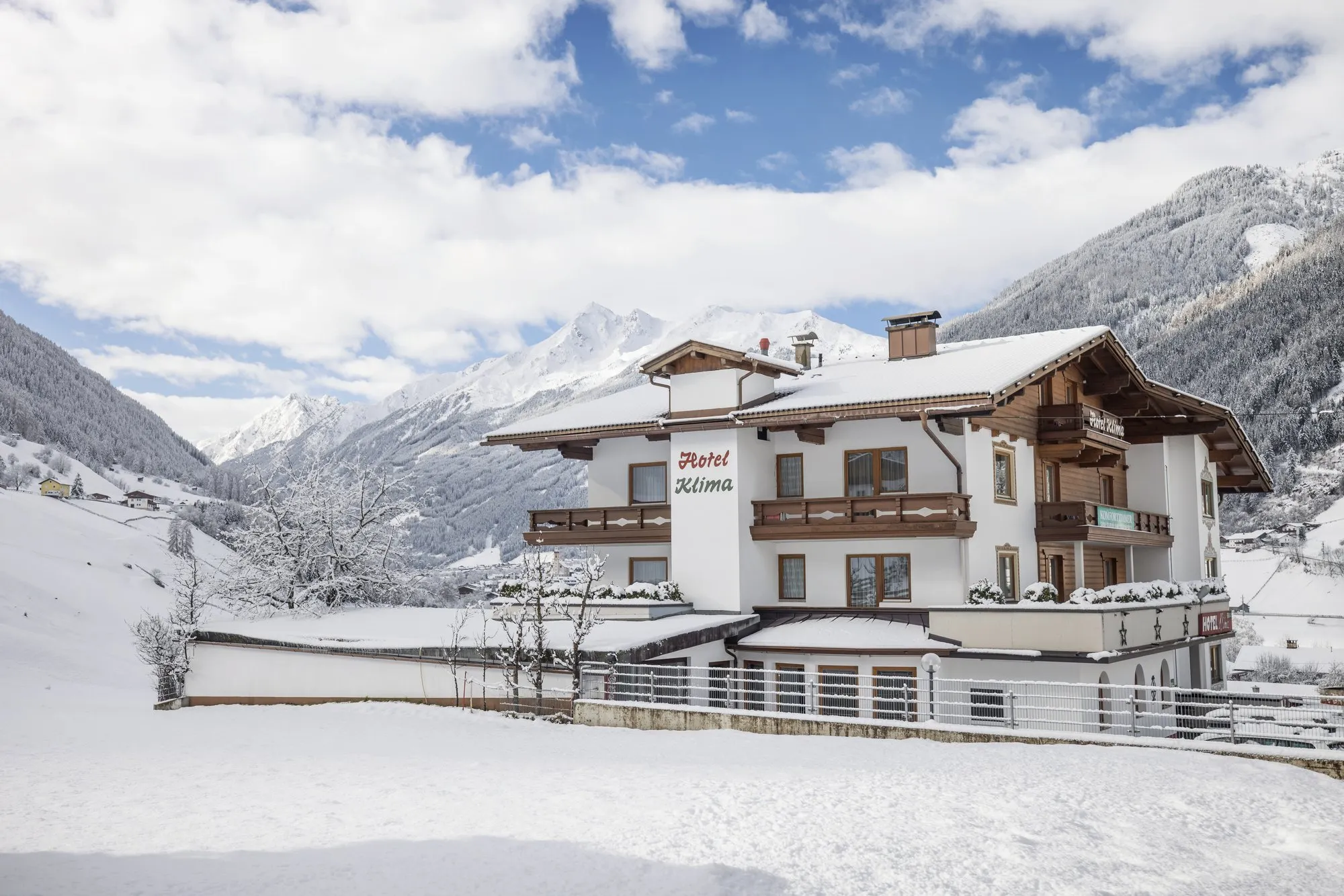 Hotel Klima im tief verschneiten Stubaital vor schneebedeckten Gipfeln